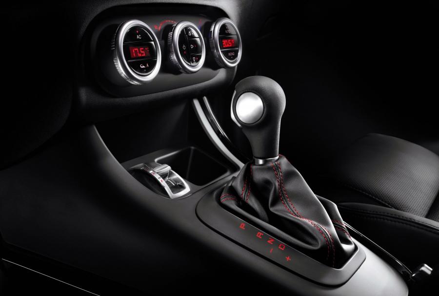 Детали интерьера Alfa Romeo Giulietta 2012 года  (UK) (фото 2 из 56)